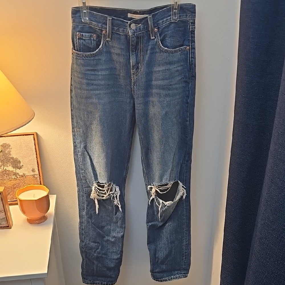 Levi's Low Pro mid-rise straight-leg jeans in a medium wash Size 26 100% Cotton
